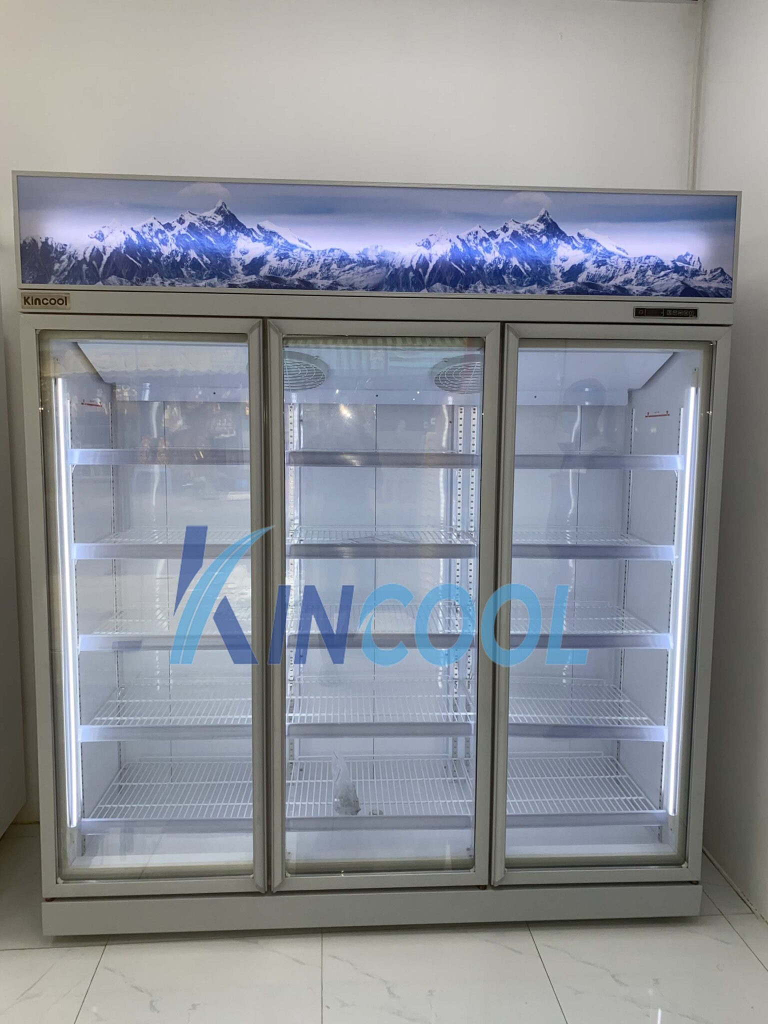 Tủ Mát Trưng Bày 3 Cánh: Dụng Cụ Đắc Lực Cho Kinh Doanh Thực Phẩm