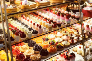 Nghệ Thuật Trưng Bày Bánh Kem Trong Tủ Bánh Kính Cong – Bí Quyết Tăng Sức Hút Cho Tiệm Bánh