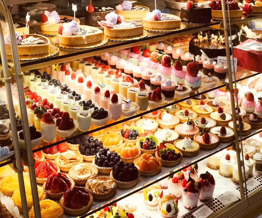 Nghệ Thuật Trưng Bày Bánh Kem Trong Tủ Bánh Kính Cong – Bí Quyết Tăng Sức Hút Cho Tiệm Bánh