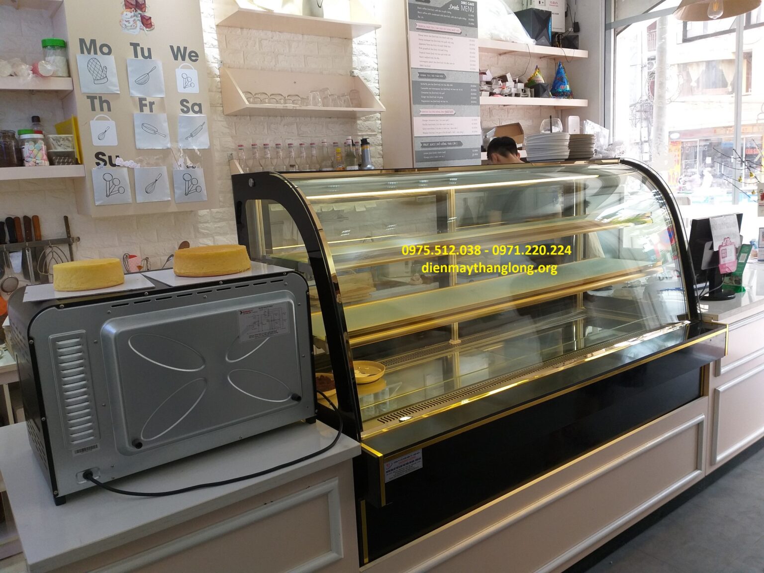 Tại Sao Tiệm Bánh Kem Cần Đầu Tư Kệ Trưng Bày Bánh Kem Chuyên Dụng?